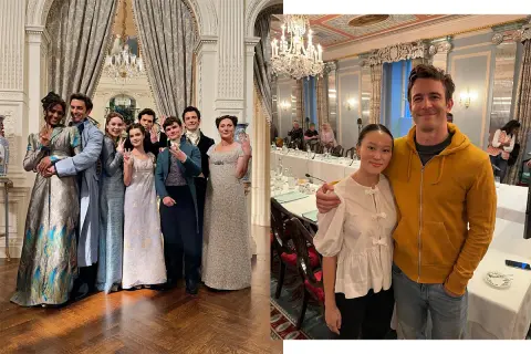 Skådespelarna från Bridgerton, inklusive rollistan i familjen Bridgerton, poserar för en bild.