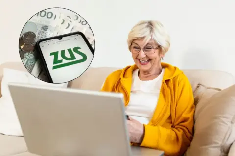 Uśmiechnięta starsza pani sprawdza na laptopie, ile wynosi dodatek pielęgnacyjny po 75 roku życia w 2026. W tle widać pieniądze i logo ZUS.