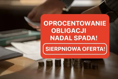 Czerwona plansza z napisem "Oprocentowanie obligacji nadal spada! Sierpniowa oferta!" na tle stosów monet i dokumentów.