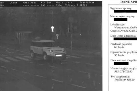 Zdjęcie z fotoradaru: biały Land Rover Defender przekracza limit prędkości 50 km/h (jedzie 66 km/h). To może pomóc zrozumieć, po jakim czasie przychodzi mandat z fotoradaru.