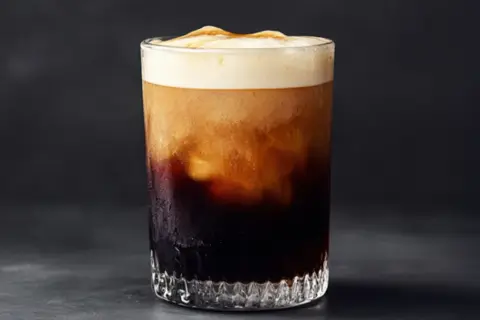 En krämig nitro cold brew med ett tjockt lager skum.