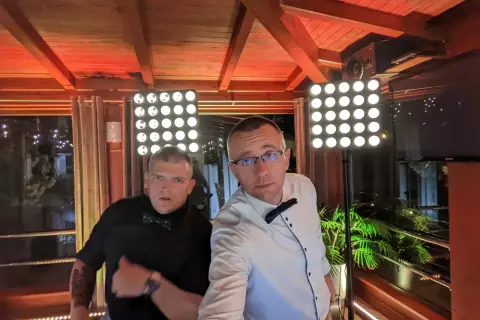 Ile kosztuje DJ na studniówkę? Ceny, które zaskoczą i pomogą w budżecie