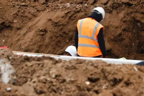 Na jaką głębokość zakopać kabel elektryczny, aby uniknąć problemów?