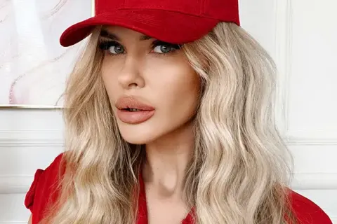 Czapki z daszkiem są modne – sprawdź, jak je stylowo nosić