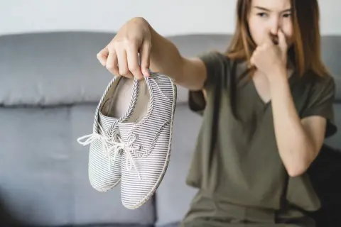 Jak wyczyścić przepocone buty i pozbyć się nieprzyjemnego zapachu