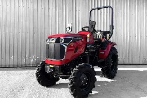 Czerwony mini traktorek ogrodniczy Captain 263 4WD, idealny do czeskich ogrodów.