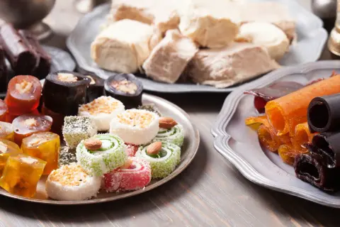 En härlig samling turkisk mat med olika sorters lokum, halva och fruktläder.