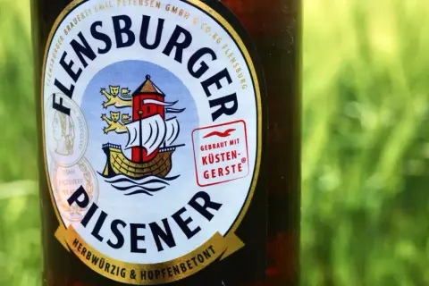 Flensburger Pilsener mit Küstengerste. Dieses Bier ist nicht glutenfrei, aber es schmeckt herrlich herbwürzig.
