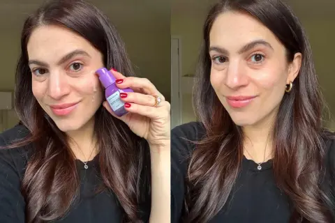 Mujer sonriente aplica sérum con retinol en sus labios para un brillo juvenil.