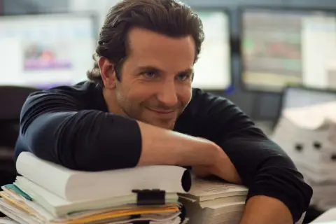 Bradley Cooper, zanim stał się sławny, pracował w biurze, otoczony stertami dokumentów.