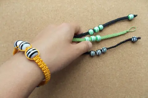 Bransoletka ze sznurka z koralikami. Jak zrobić węzeł przesuwny do bransoletki? Proste DIY.