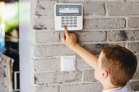 Jak wyłączyć alarm w domu - proste sposoby na szybkie dezaktywowanie