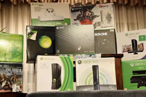 Kolekcja konsol Xbox 360 i Xbox One, w tym zestawy z grami i akcesoriami. Czy gry z Xbox 360 działają na Xbox One? Sprawdźmy!