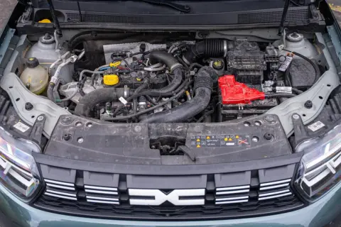 Silnik Renault Duster z widocznym akumulatorem i przewodami.