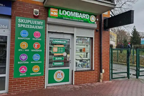 Fasada lombardu "LOOMBARD" z zielonymi banerami informującymi o skupie i sprzedaży.