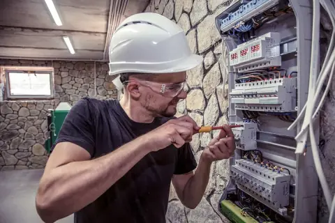 Ile się czeka na podłączenie prądu do działki? Sprawdź, co wpływa na czas