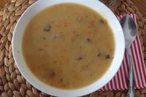 Grochówka: Ile ma kalorii? Odkryj, jak ją odchudzić!