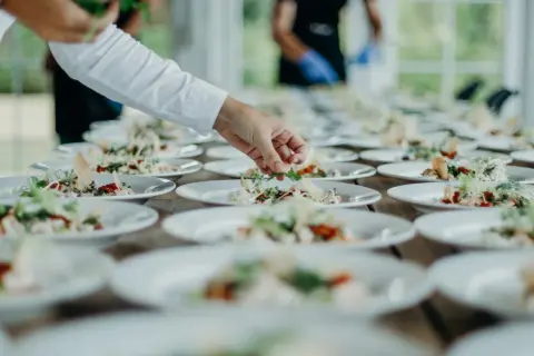 Catering na 50 osób: Ile kosztuje? Sprawdź ceny i porady