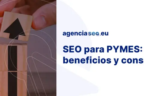 Manos apilando cubos de madera con flechas ascendentes. El texto dice "SEO para PYMES: beneficios y cons".