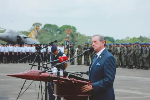 Elegancki garnitur i błękitna poszetka to idealny wybór, gdy zastanawiasz się, jak się ubrać na przysięgę wojskową.