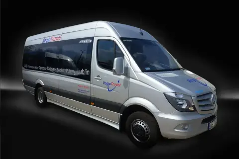Srebrny bus RegioTravel z napisem "Łódź - Tomaszów Maz. - Opoczno - Radom - Zwoleń - Puławy - Lublin" gotowy do podróży.
