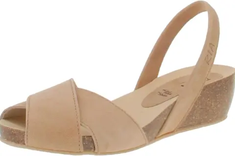 Sandalo RIA Menorca donna in camoscio beige, con zeppa in sughero e cinturino posteriore. Perfetto per un look estivo.