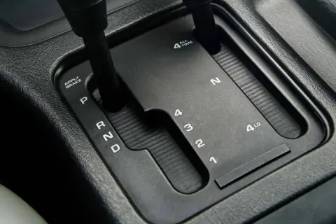 Selettore cambio automatico: P, R, N, D, 1, 2, 3, 4, 4 All Time, 4 Lo. Spiega cambio automatico come funziona.