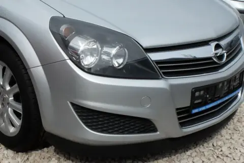 Srebrny Opel Astra z przodu, brakuje tablicy rejestracyjnej.
