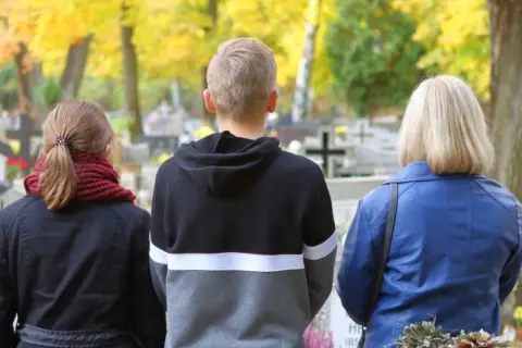 Jak znaleźć zmarłego na cmentarzu Wałbrzych bez zbędnych trudności