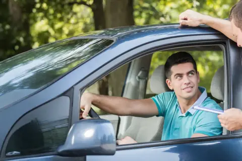 Agente mostra un verbale a un automobilista, forse per assicurazione scaduta e multa.