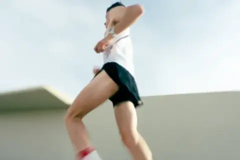 Atleta corre a tutta velocità, puntando alla sua vam, velocità aerobica massima.