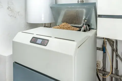 Piec na pellet z otwartym zasobnikiem pełnym paliwa. Czy w piecu na pellet można palić trocinami? To pytanie nurtuje wielu użytkowników.