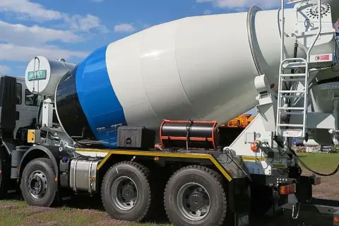 Beton z gruszki czy betoniarki - co wybrać, aby zaoszczędzić?