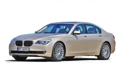 Eleganckie, beżowe BMW 7 F01 z przyciemnianymi szybami i chromowanymi detalami, prezentujące się na białym tle.