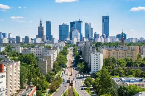 Warszawski krajobraz miejski z wieżowcami i zielenią. Idealne miejsce, gdzie jechać w niedzielę na spacer i podziwianie panoramy.