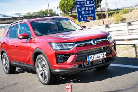 Czerwony SsangYong Korando pędzi autostradą w kierunku Madrytu.