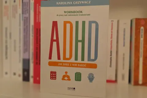 Książka "ADHD. Jak sobie z nim radzić" Karoliny Grzywacz, workbook do pracy nad codziennymi trudnościami, wspierający terapię ADHD.