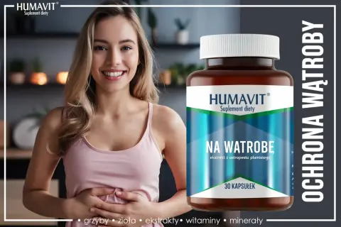 Uśmiechnięta kobieta z dłońmi na brzuchu obok suplementu diety Humavit na wątrobę. Sanohepatic wspiera ochronę wątroby.