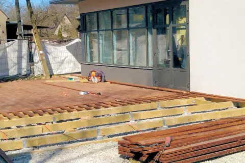 Jak skutecznie mocować legary do betonu, aby uniknąć problemów?