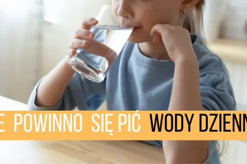 Dziecko pije wodę. Dowiedz się, ile wody dziennie powinno się pić, by zachować zdrowie.