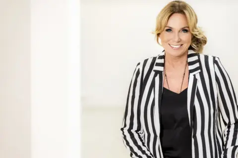 Ann Lundberg ler glatt i en randig kavaj.