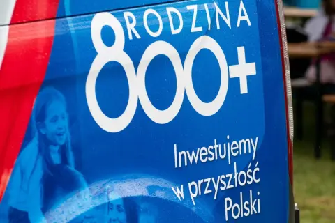 Niebieski baner z napisem "800+" i zdjęciami dzieci.