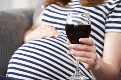 Czy picie alkoholu w ciąży jest karalne? Oto, co musisz wiedzieć