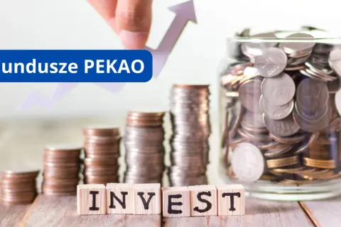Fundusze PEKAO – pionier dynamicznych spółek. Stosy monet i słoik pełen oszczędności symbolizują wzrost kapitału.