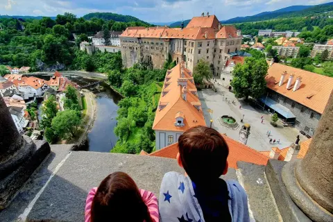 Kinder genießen den Ausblick auf die Burg und die Stadt. Ein perfekter Tschechien Urlaub mit Kindern, voller Geschichte und Abenteuer.