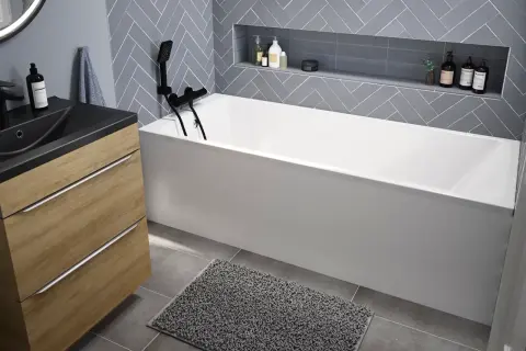 Nowa wanna akrylowa w nowoczesnej łazience. Dowiedz się, jak usunąć rysy z wanny akrylowej, by wyglądała jak nowa.
