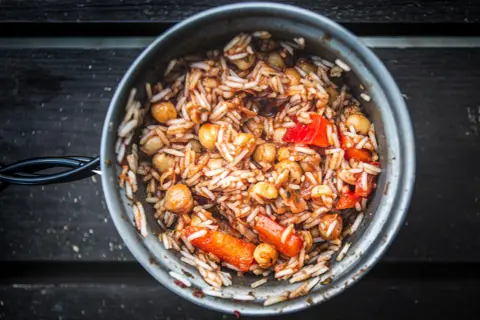 En kastrull med ris, kikärtor och paprika. Ett enkelt campingmat recept som passar perfekt på vandringen.