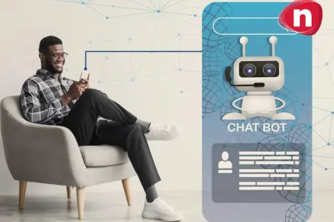 Un homme souriant utilise son téléphone, connecté à un chatbot exemple.