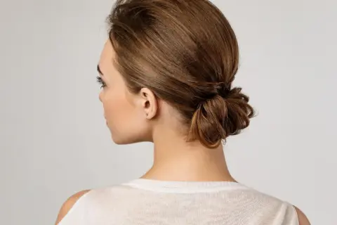 Eine elegante hochsteckfrisur kurze haare, die den Nacken frei lässt.