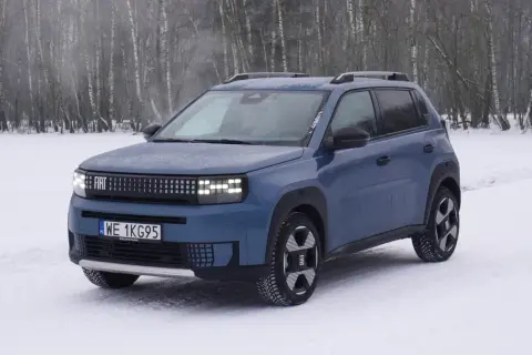 Niebieski Fiat Panda w zimowej scenerii, gotowy na wielką przygodę.